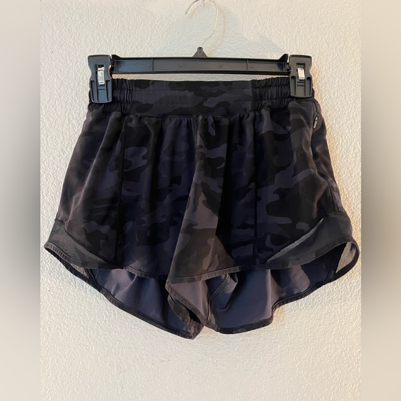 lululemon athletica Pants - Lululemon Hotty Hot Short 4" Size 6 Heritage 365 Camo Deep Coal Multi/Black